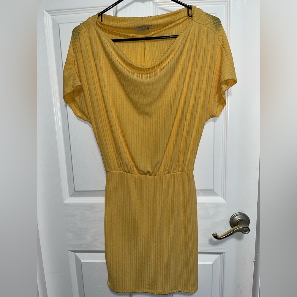 Fashionnova Women yellow dress, size Medium